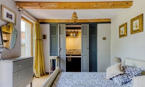 5 chambres, bureau, fer et planche à repasser, lit parapluie