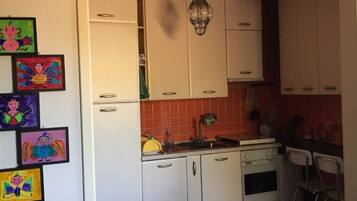 Geladeira, fogão, cooktop, cafeteira/chaleira