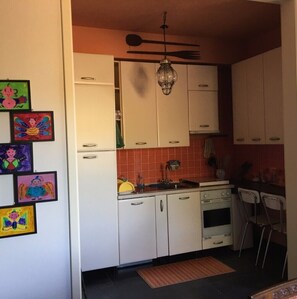 Fridge, oven, stovetop, coffee/tea maker