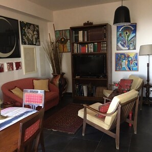Televisio, pöytätennispöytä, kirjoja, stereot