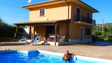 Una piscina al aire libre