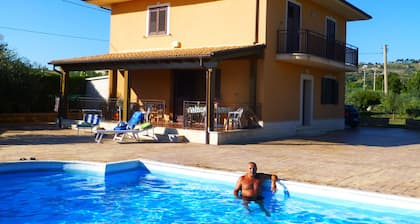 Villa de Nueva Construcción con Piscina Privada