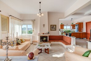 Een televisie en een open haard