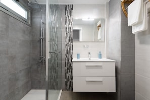 Dusche, Haartrockner, Handtücher