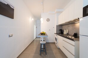 Kühlschrank, Mikrowelle, Wasserkocher mit Kaffee-/Teezubehör