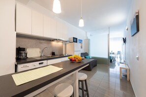 Fridge, microwave, coffee/tea maker, electric kettle - 1st Line Studio Las Canteras (Las Palmas de Gran Canaria)