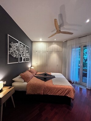 3 slaapkamers, een strijkplank/strijkijzer, reisbedje, gratis wifi