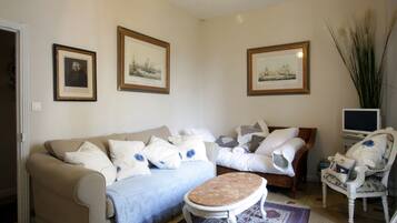 Televisie, een open haard en boeken