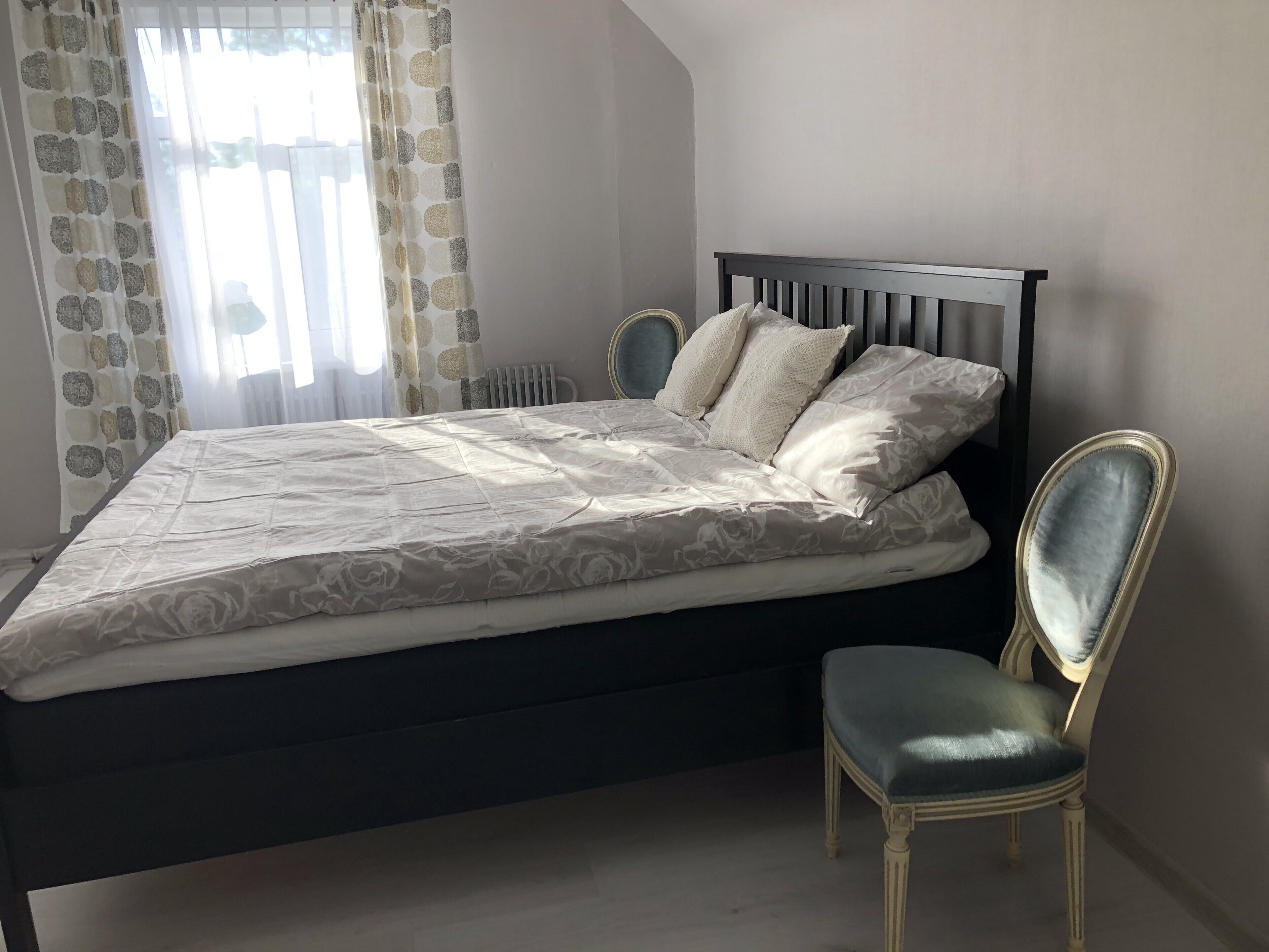 1 camera, una scrivania, ferro/asse da stiro, culla da viaggio