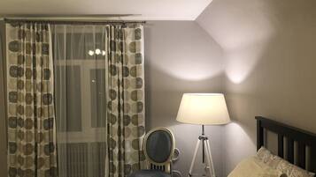 1 quarto, escrivaninha, ferros/tábuas de passar roupa, berço de viagem