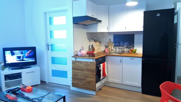 ثلاجة، فرن، موقد طهي مسطح، غسالة أطباق