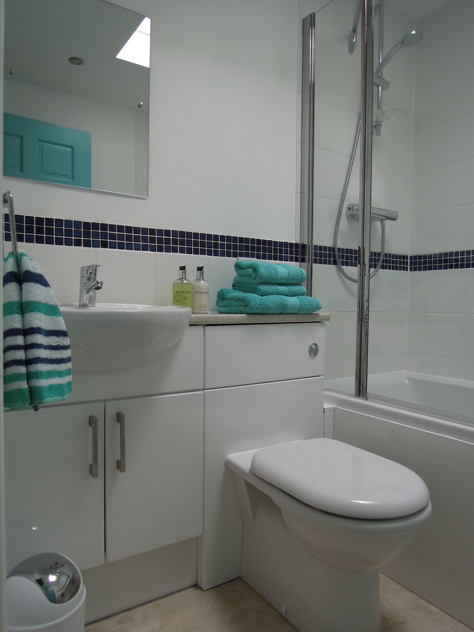 Combined shower/bathtub, hair dryer, towels