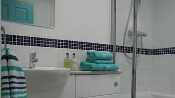 Combined shower/bathtub, hair dryer, towels