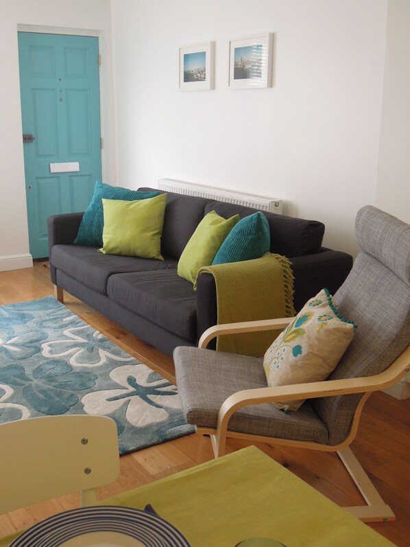 Télévision, lecteur de DVD, livres