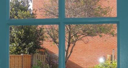 Pretty Victorian cottage (1860) in a charming setting, 15 min walk from seafront