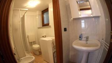 Dutxa, assecador de cabells, bidet i tovalloles