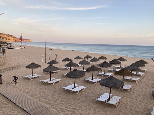 Plage à proximité, chaise longue, serviettes de plage