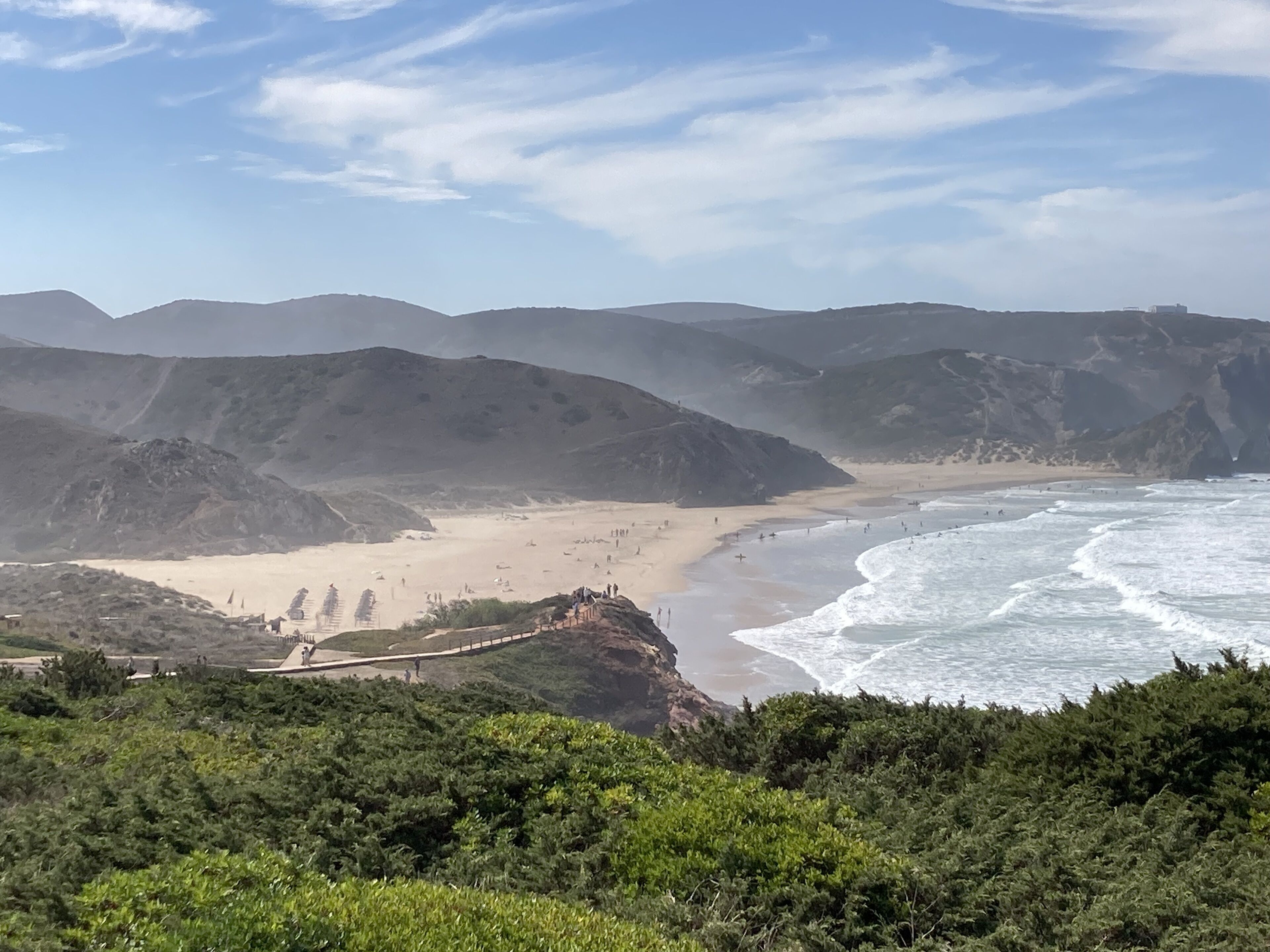Ranta lähistöllä, aurinkotuoleja, rantapyyhkeitä