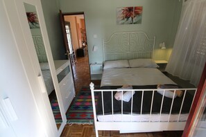 3 bedrooms, iron/ironing board, WiFi, bed sheets - Peaceful holidays for an active family (Stari Grad)