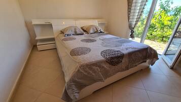 4 bedrooms, iron/ironing board, WiFi, bed sheets