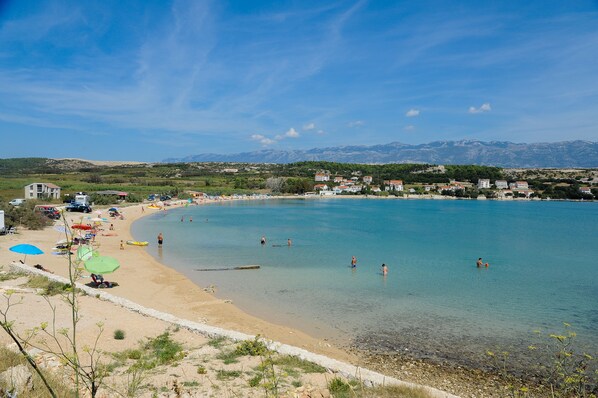 Una playa cerca