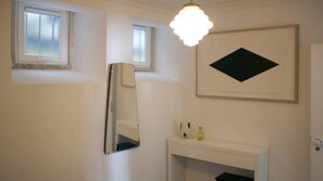 Duschwanne, Haartrockner, Bidet, Handtücher