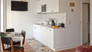 Frigorífico, microondas, placa de cocina y lavavajillas