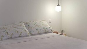 1 dormitorio, tabla de planchar con plancha, Internet y ropa de cama
