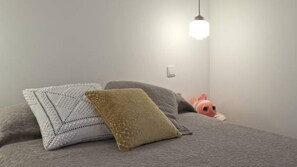 1 dormitorio, tabla de planchar con plancha, Internet y ropa de cama