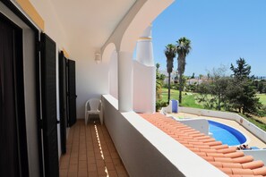 Terrace/patio - Renovated Vale do Milho Golf Apartment with sea view (Carvoeiro)