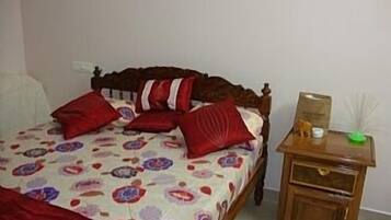 2 dormitorios, tabla de planchar con plancha, ropa de cama