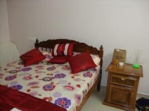 2 bedrooms, iron/ironing board, bed sheets