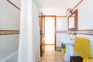 Secadora de cabello, toallas, jabón, papel de baño 