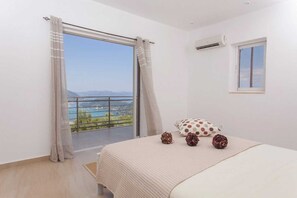 5 bedrooms, iron/ironing board, travel cot, free WiFi