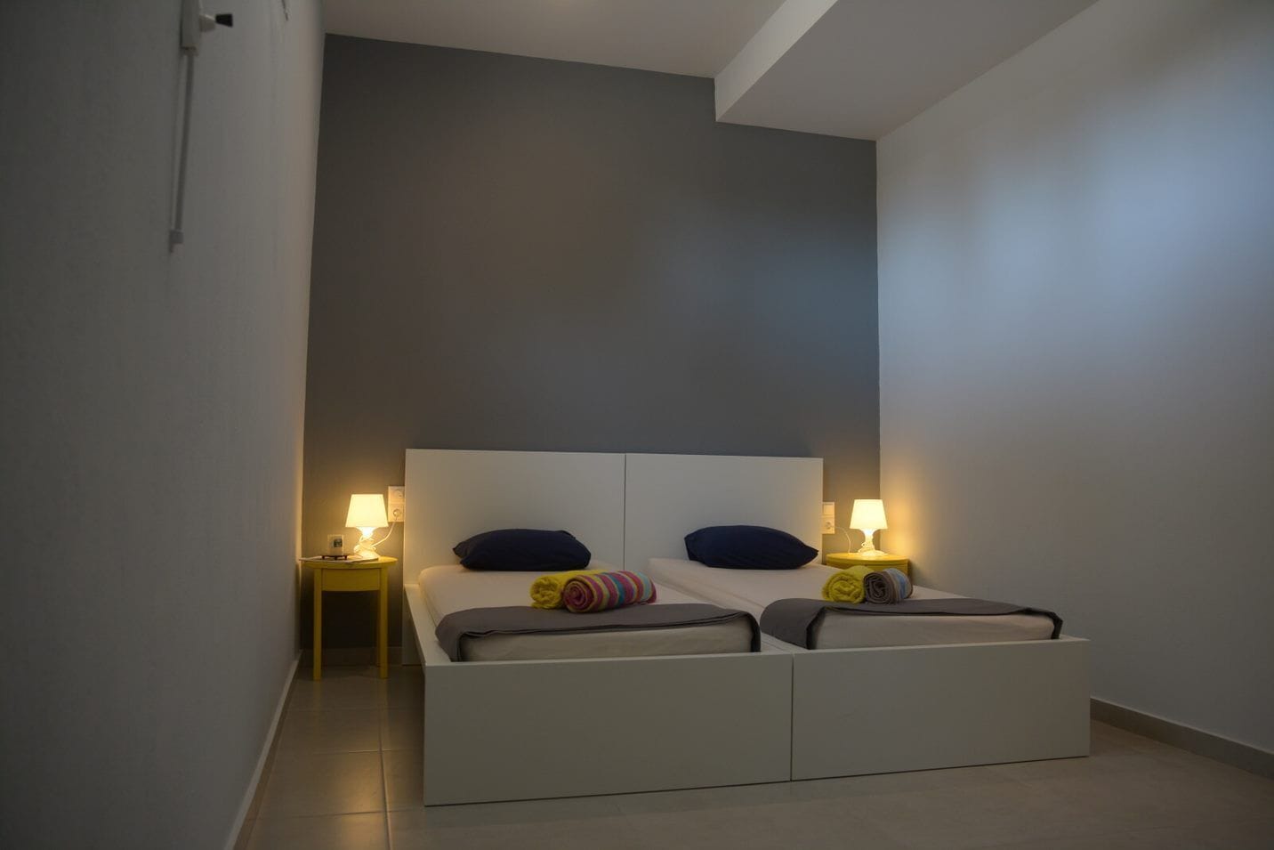 5 habitaciones, tabla de planchar con plancha y cuna de viaje 