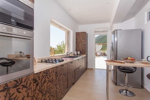 Fridge, microwave, dishwasher, coffee/tea maker