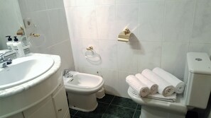 Sèche-cheveux, serviettes fournies, papier toilette