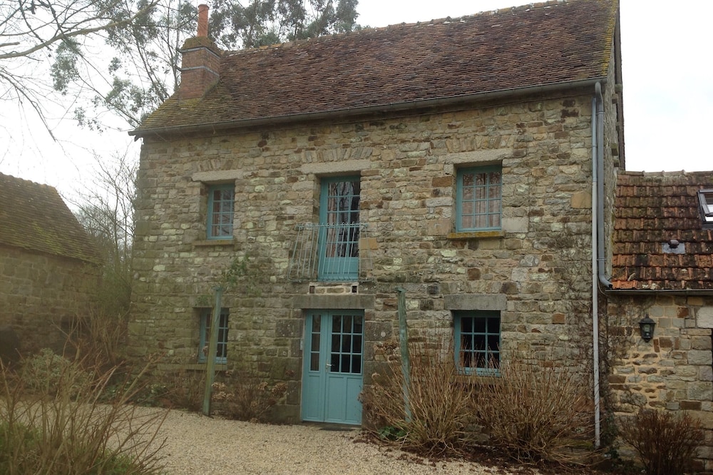 Peaceful Gardener's Cottage
