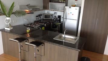 Een koelkast, een microgolfoven, een oven, een kookplaat
