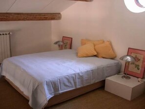 1 Schlafzimmer, Schreibtisch, Bügeleisen/Bügelbrett, Reisekinderbett