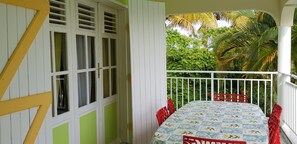 Outdoor dining - Rental of a tourist apartment (2 air-conditioned rooms) (SAINTE ANNE)