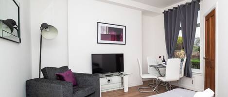 Traditional Apartment, 1 Bedroom | Living area