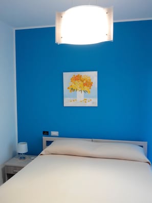 1 chambre, fer et planche à repasser, accès à Internet, literie fournie