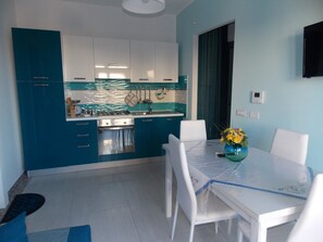 Réfrigérateur, four, plaque de cuisson, grille-pain