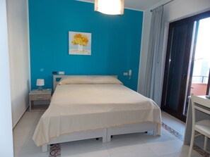 1 chambre, fer et planche à repasser, accès Internet, draps fournis