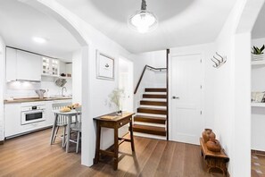 Réfrigérateur, four à micro-ondes, un four, surface de cuisson