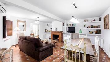 Télévision, cheminée, livres