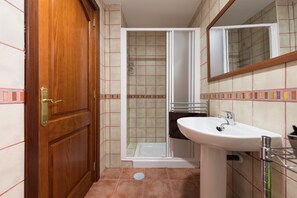 Shower, hair dryer - La Madera 1A Urban Home near the Airport - Wifi (Santa Lucía de Tirajana)