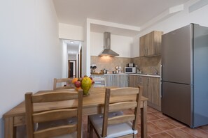 Fridge, microwave, coffee/tea maker, toaster - La Madera 1A Urban Home near the Airport - Wifi (Santa Lucía de Tirajana)