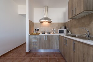 Fridge, microwave, coffee/tea maker, toaster - La Madera 1A Urban Home near the Airport - Wifi (Santa Lucía de Tirajana)